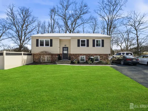 8 Malsbury Ln, Cream Ridge, NJ 08514