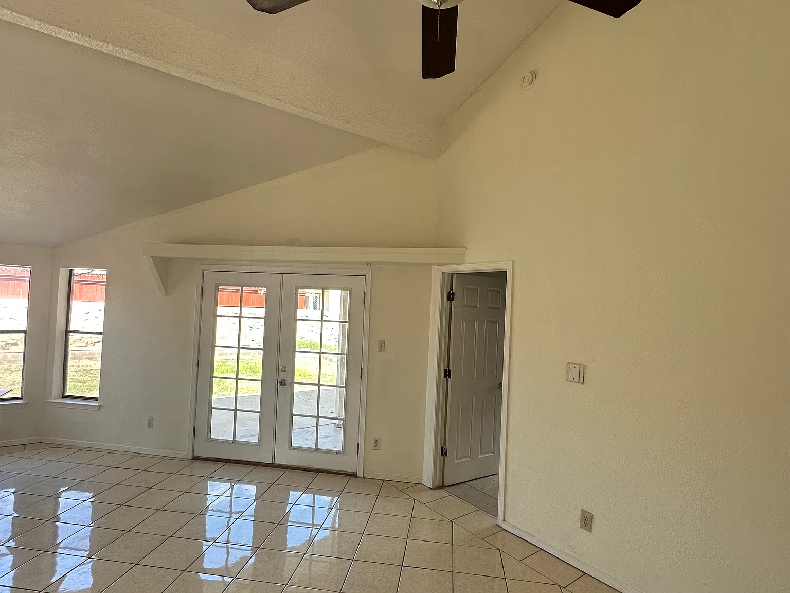 3 bed, 1021 sqft, $1,350 — Photo 3