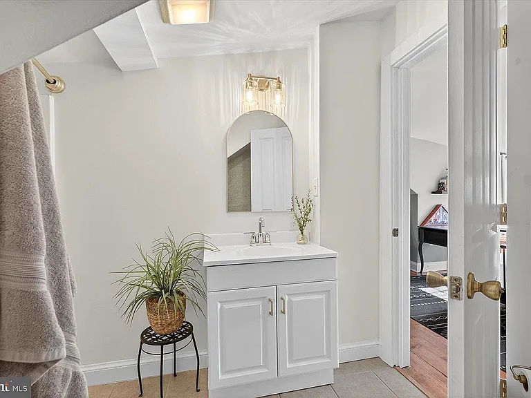 403 N Queen St — Photo 37