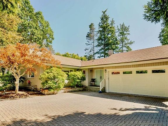 2nd image of 2763 Arbutus Rd