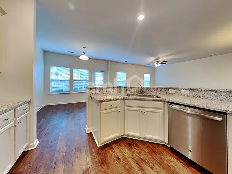636 Redbud Ln — Photo 3