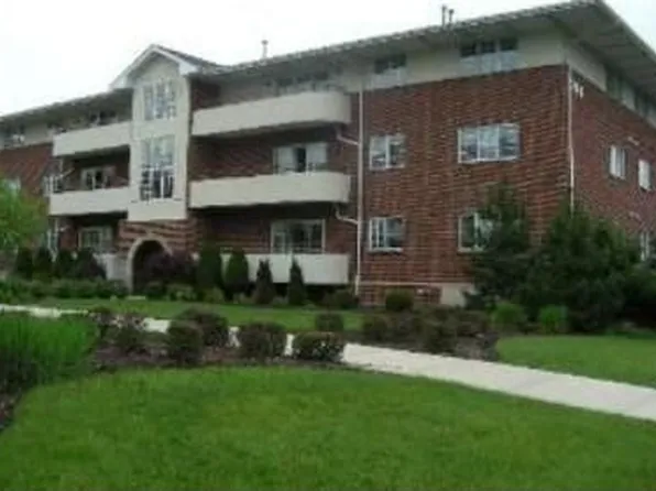 714 W 63rd St Unit 302, Westmont, IL 60559