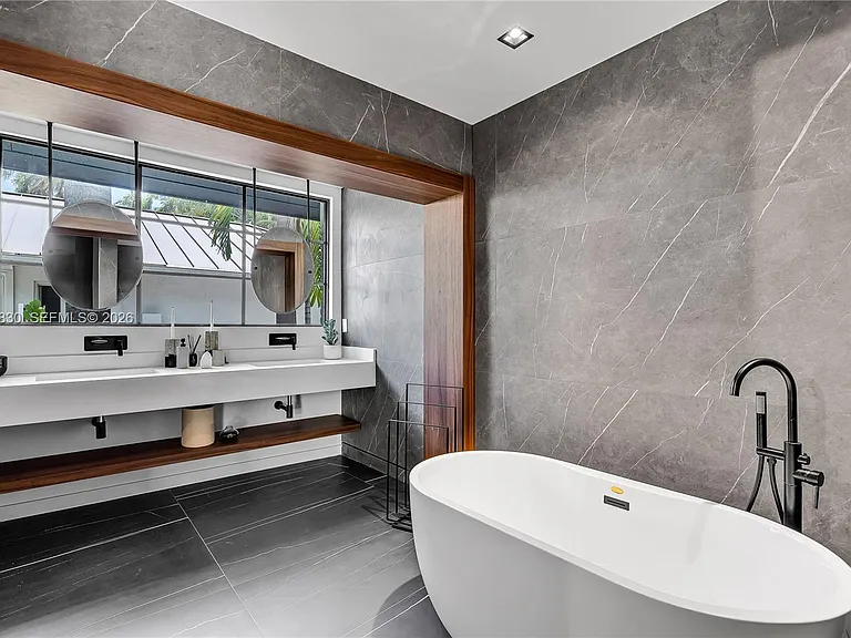 2500 Bayview Dr — Photo 32