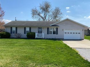 2733 E Empire Dr, Altamont, IL 62411