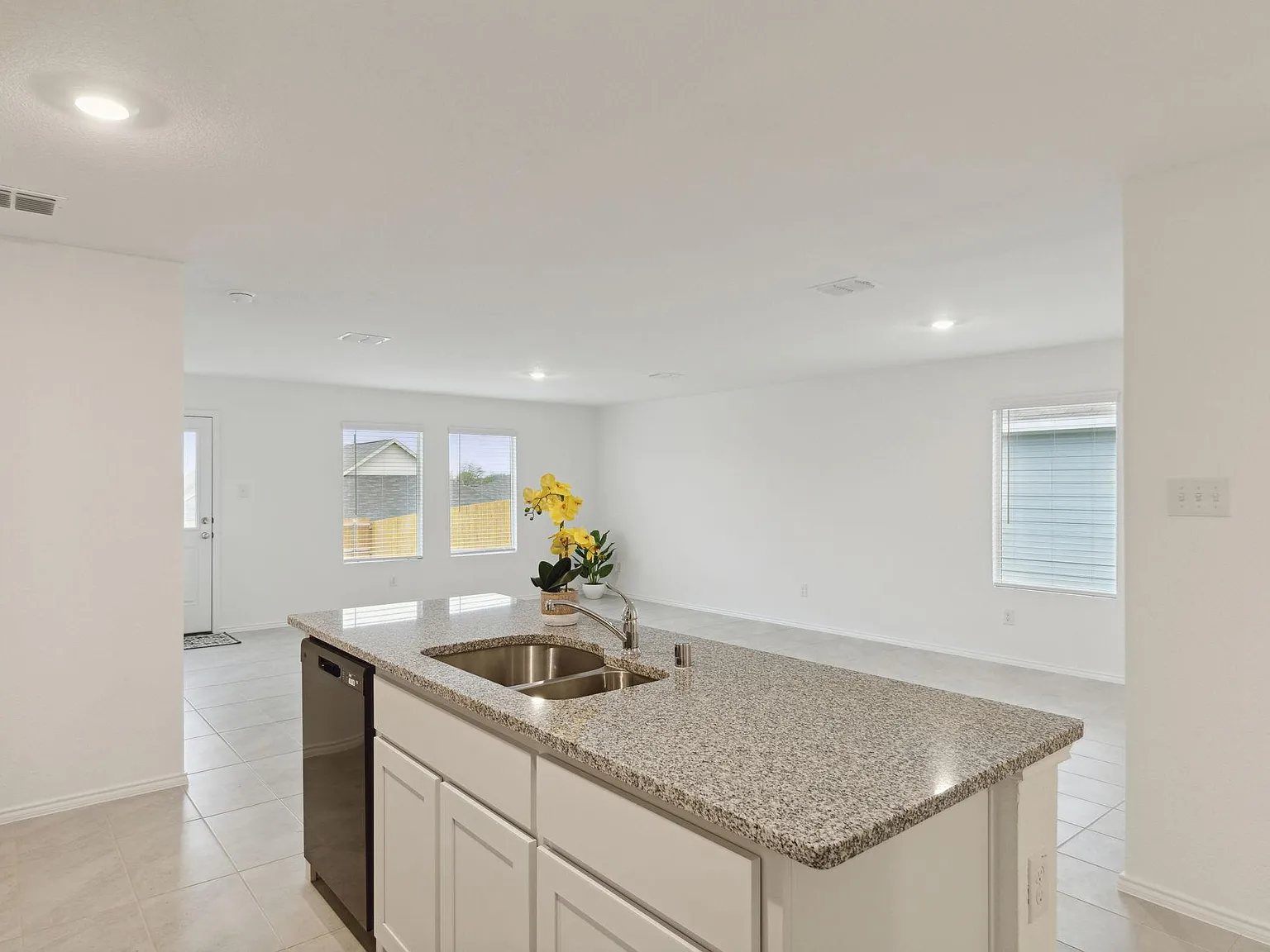 4 bed, 1690 sqft, $2,200 — Photo 3