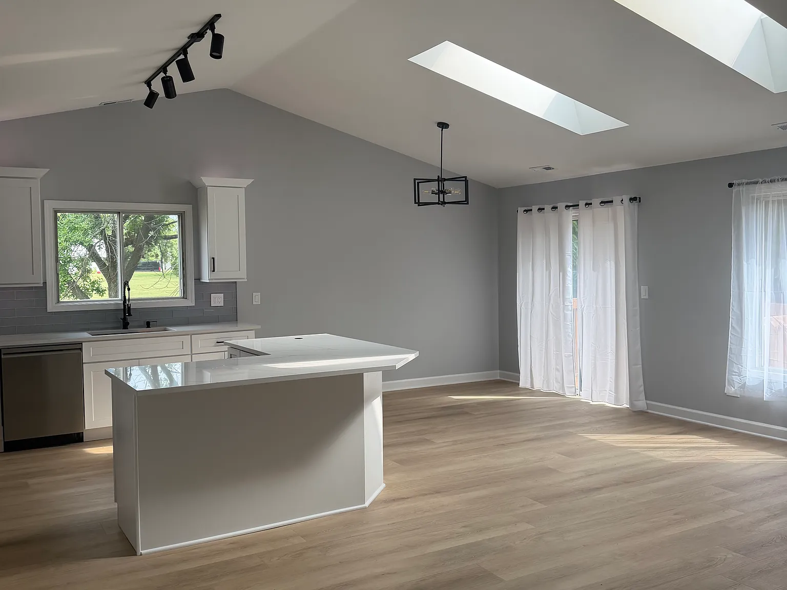 2 bed, 1.5 bath, 1250 sqft, $2,350 — Photo 3