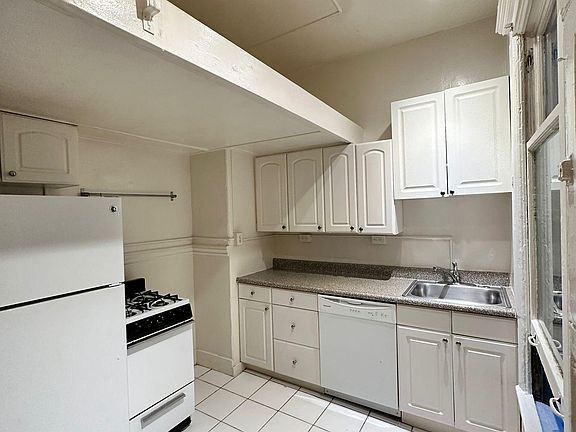 2nd image of 1739 Pine St APT 10