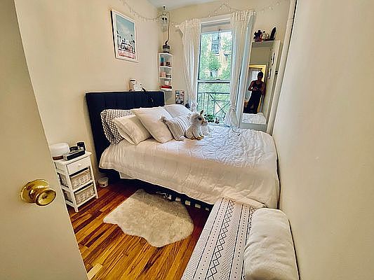 1st image of 208 E 7th St APT 14