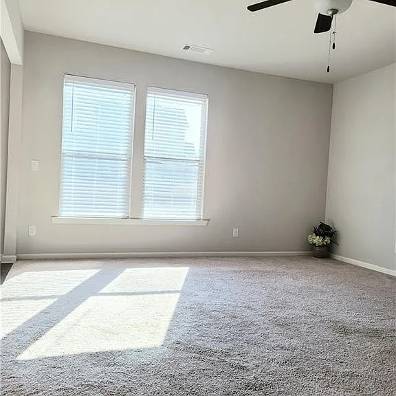 76 Greenfield Dr — Photo 4