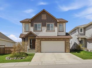 96 E Drake Landing Hts, Okotoks, AB T1S 0M8