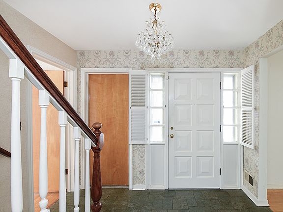 3rd image of 1416 Royal Oak Ln