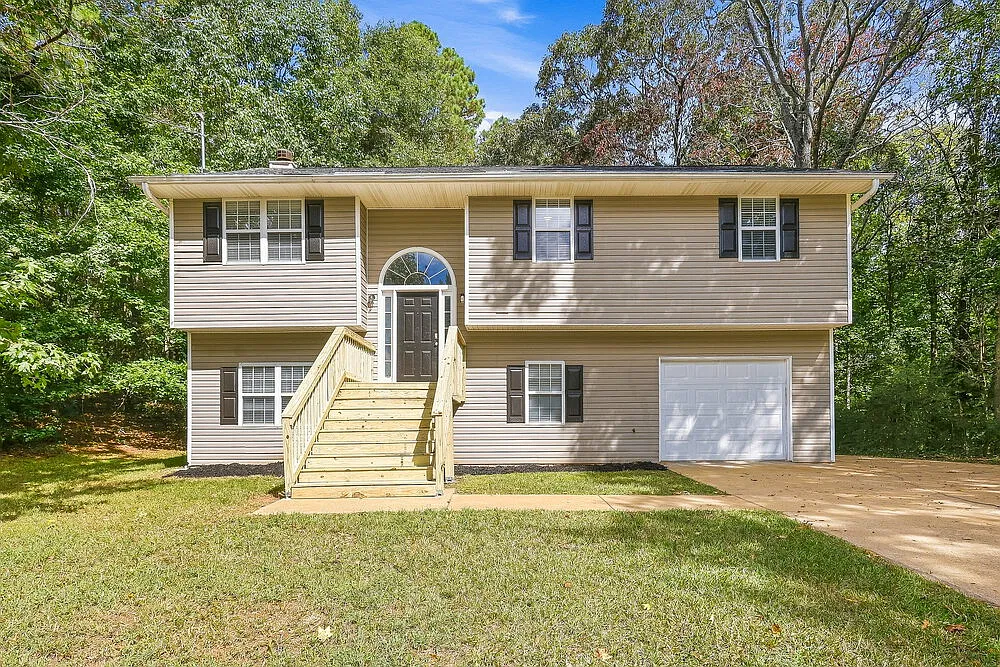 3 bed, 2.0 bath, 1368 sqft, $1,820 — Photo 2