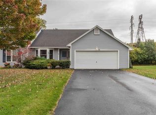 32 Hampton Ln, Fairport, NY
