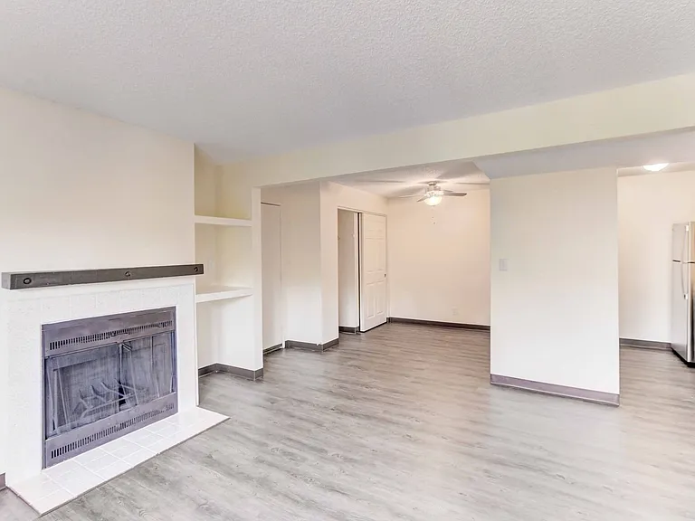 Americana Lakewood Apartments — Photo 33