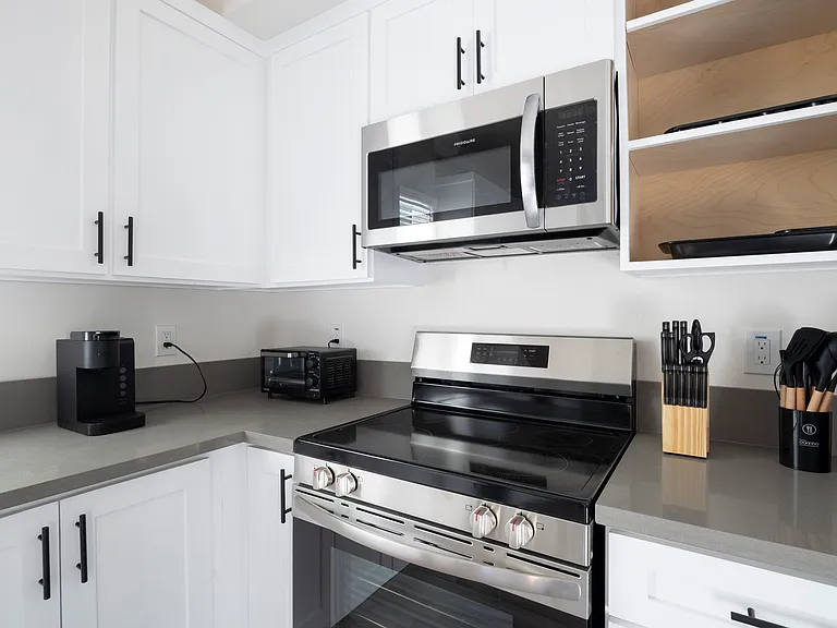 1712 W Jefferson Blvd — Photo 2