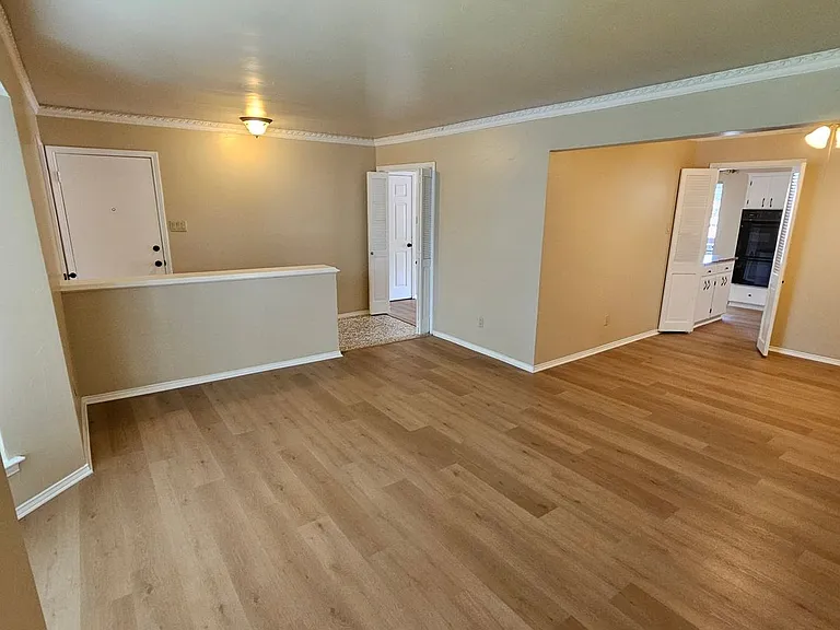 6033 Sandhurst Ln #D — Photo 25