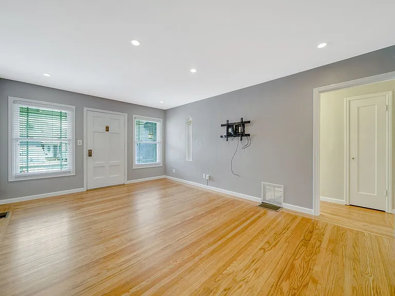 119 Claremont Ave — Photo 34
