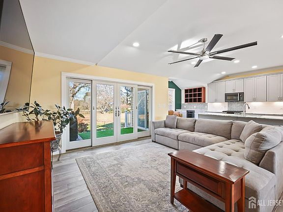 3rd image of 568 Village Rd W