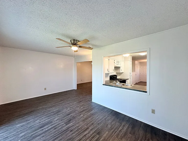 1501 Farhills Dr — Photo 16