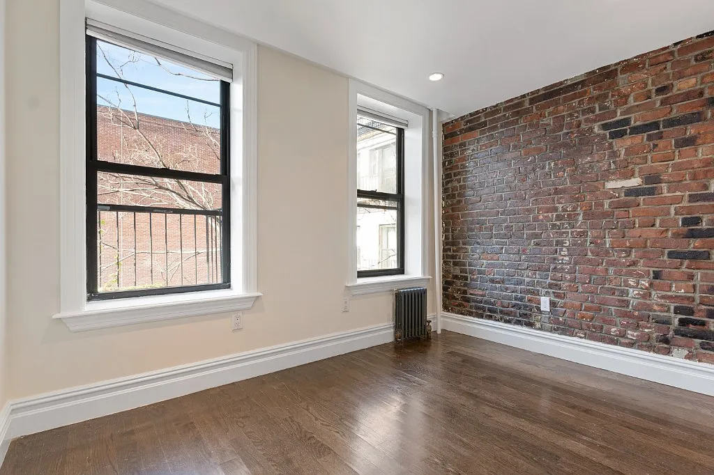 Building Photo - 402 E 12th St #9