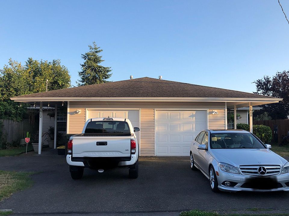 The following pictures are of the unit on the right side, both units will be up for rent starting September 20th 2019.