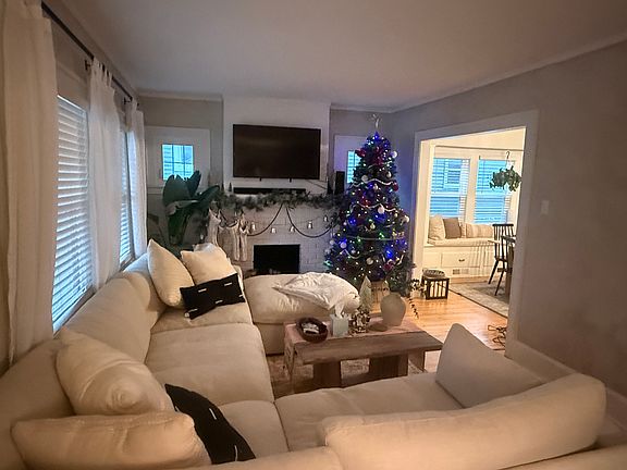 3rd image of 2042 Lincoln Ave