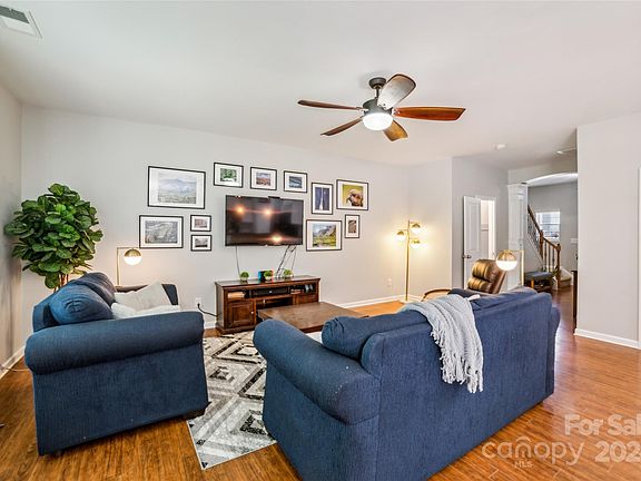 5th image of 452 Augustus Ln