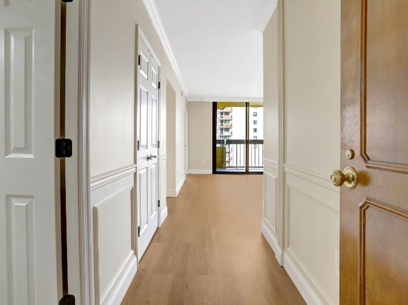 400 Madison St APT 806