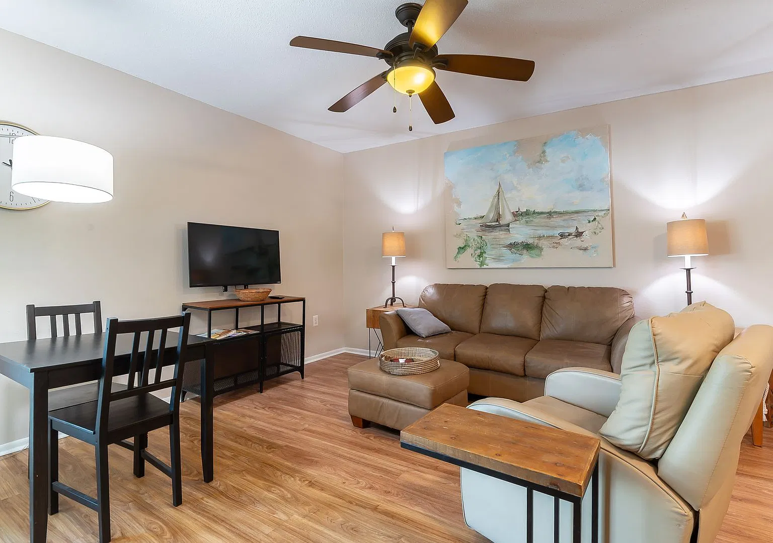 Conveniently located, furnished, 2 Bed, 2 Bath Condo in Great Location — Photo 4