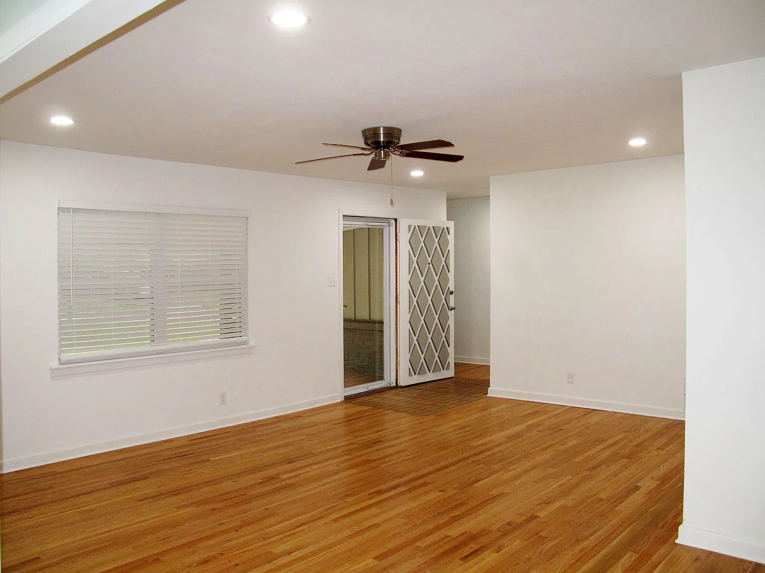 3 bed, 2.5 bath, 1867 sqft, $2,400 — Photo 4