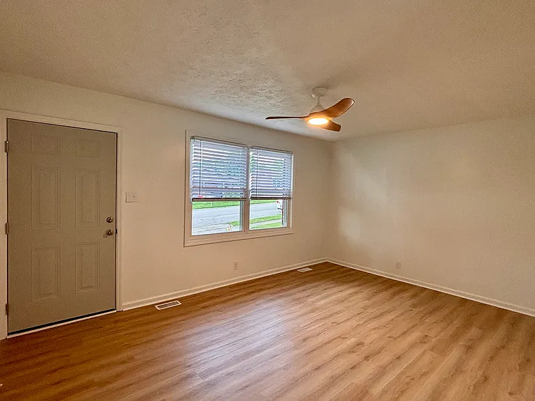 315 E Brown St — Photo 3