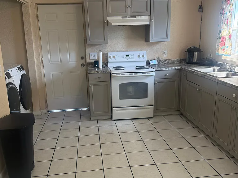 623 W 7th St — Photo 7