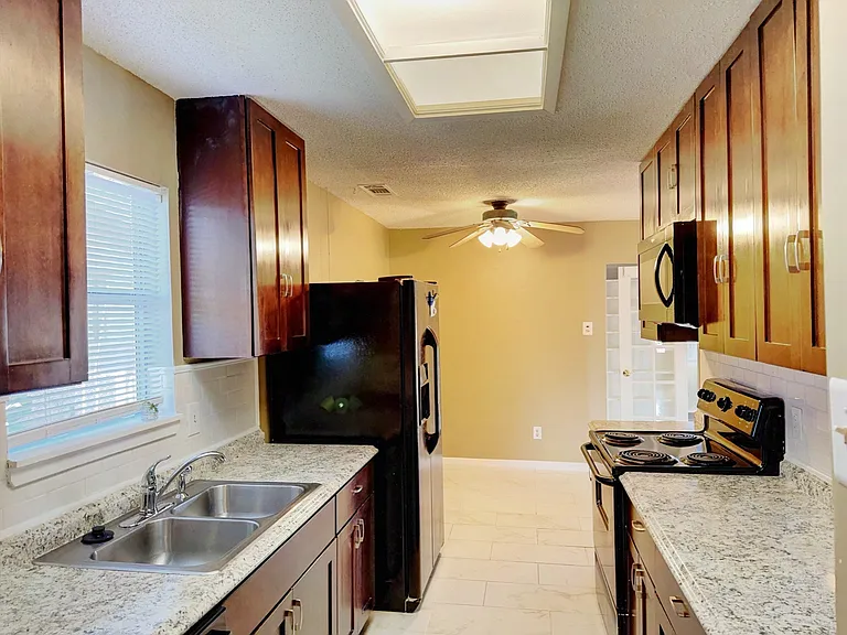 2837 Lowell Dr — Photo 5