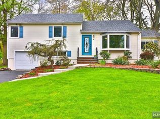 6 Holley St, Morris Plains, NJ 07950