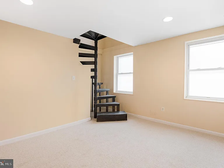 1123 W Lombard St — Photo 31