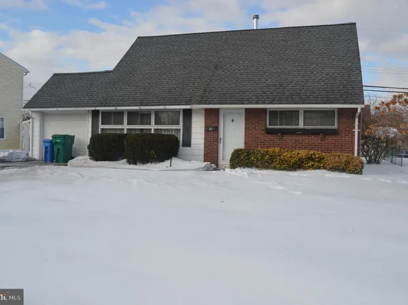 55 Kindle Ln, Levittown, PA 19055