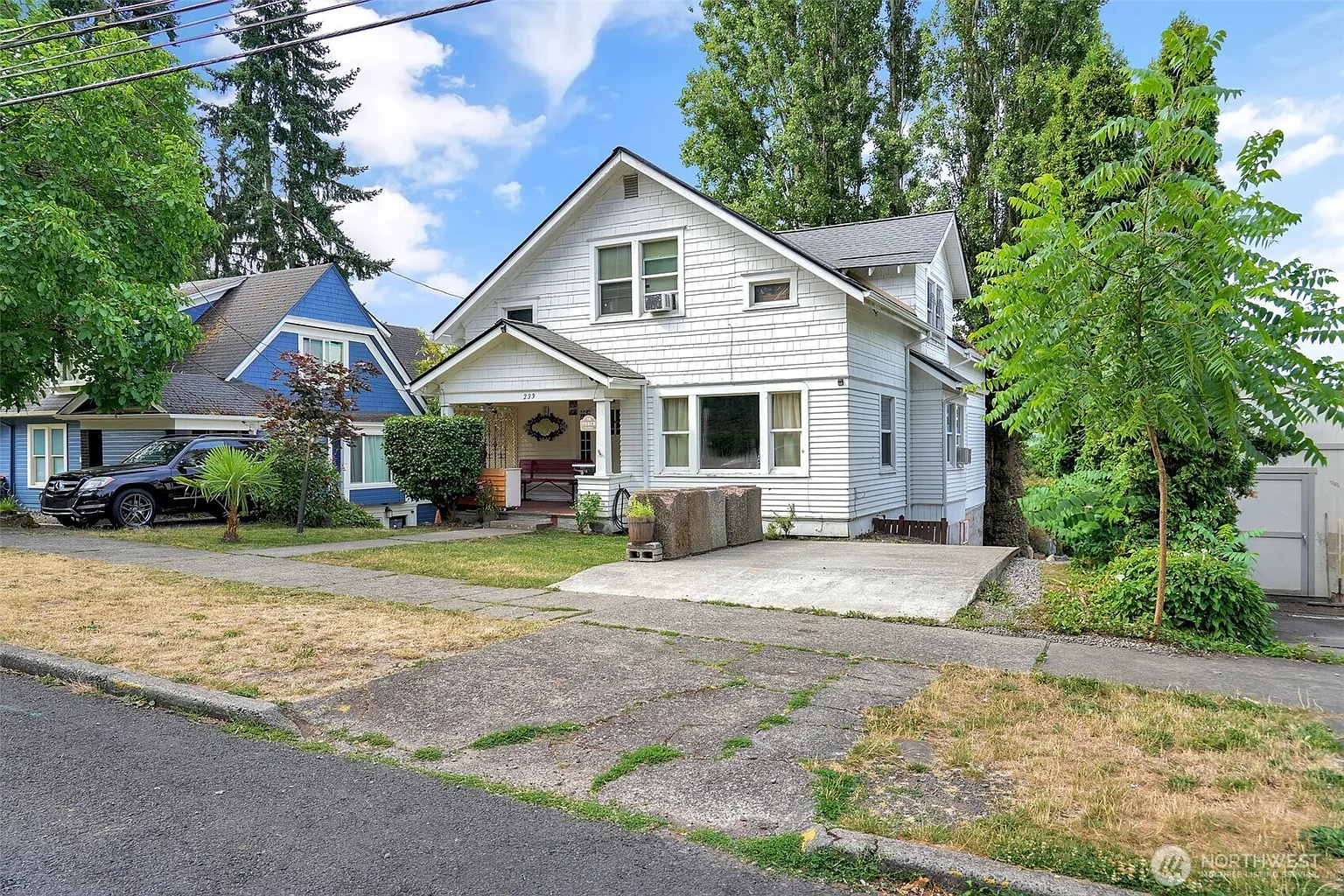 233 NE Washington Avenue photo 1