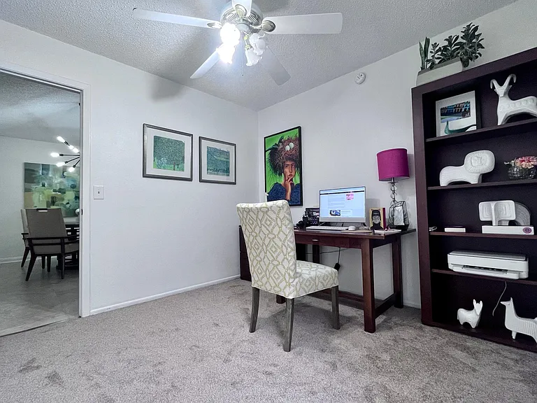 *Home is unfurnished*
*Prior tenant's furnishings*