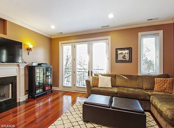 3rd image of 1651 N Artesian Ave APT 2