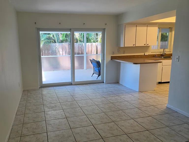 239 W Riverside Dr — Photo 8
