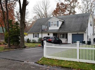 32 Bonny Dr, Mastic, NY 11950