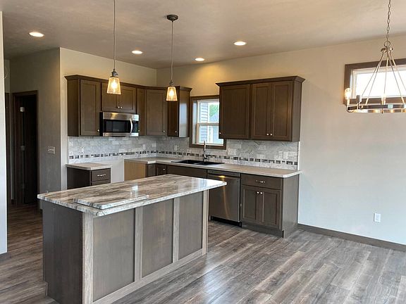 3rd image of 1490 Birch Hill Ln