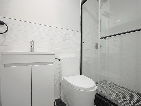 4th image of 49 E 56th St #1
