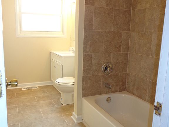 5th image of 22449 Yates Ave