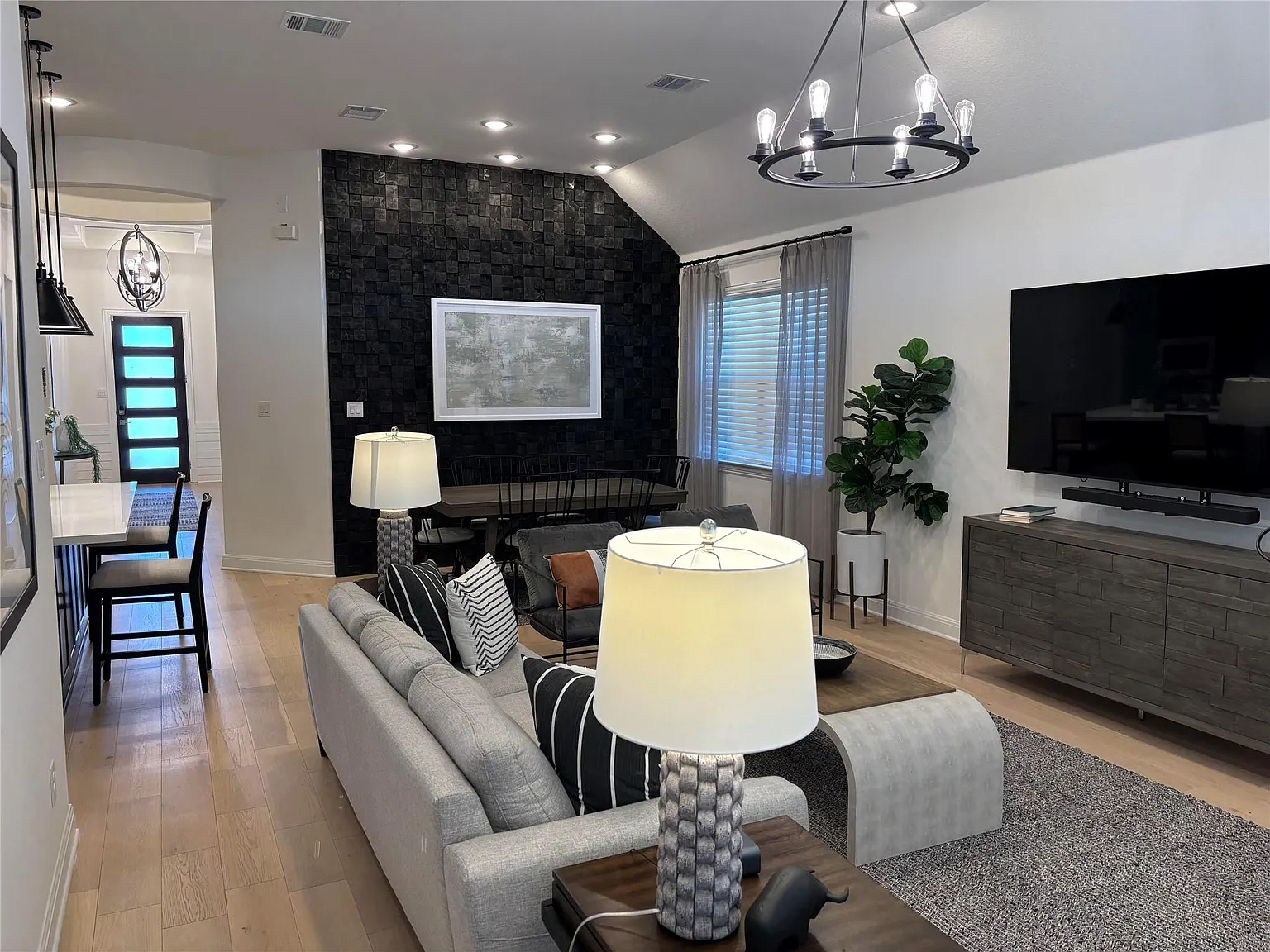 4 bed, 3.0 bath, 2200 sqft, $3,000 — Photo 3
