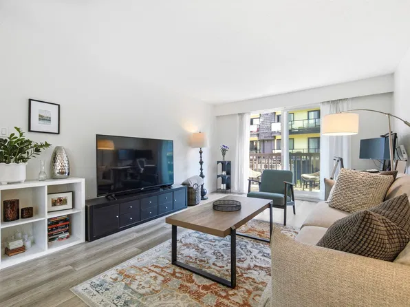 270 3rd St W #203, North Vancouver, BC V7M 1G1