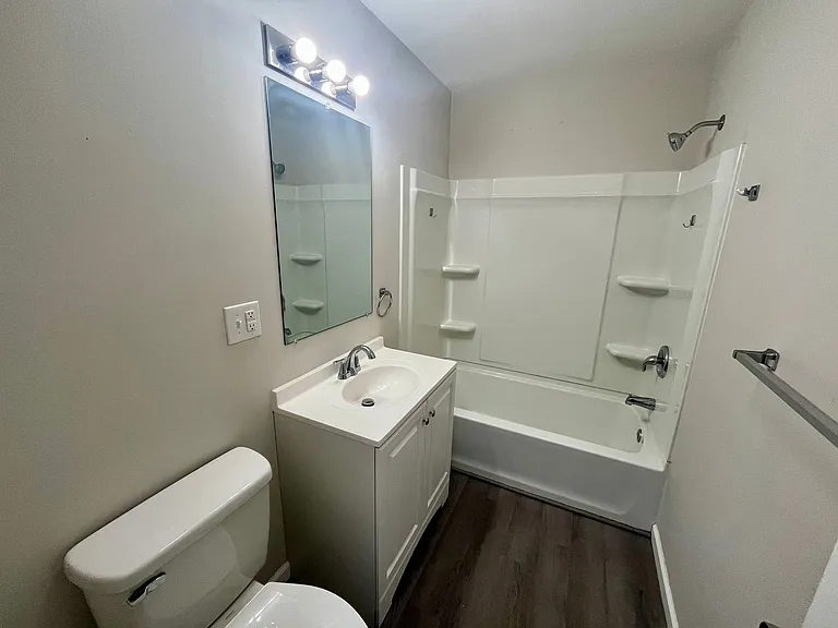 211 W County Rd — Photo 6