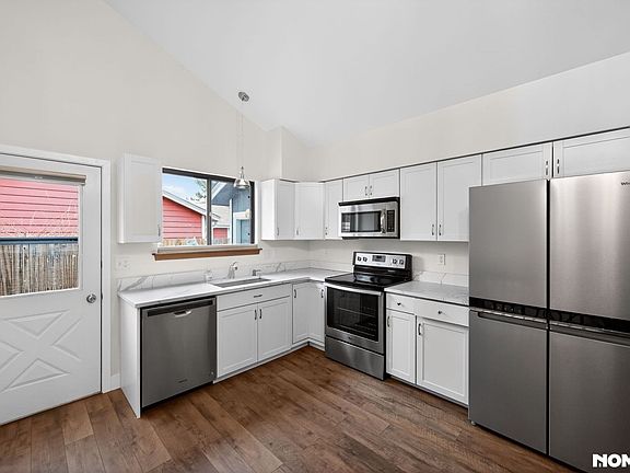 5th image of 443 Lincoln Cir