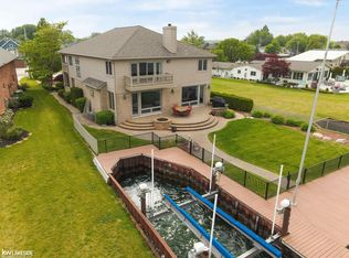 37600 Lakeshore Dr, Harrison Township, MI 48045