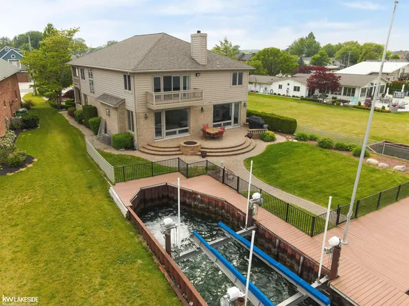 37600 Lakeshore Dr, Harrison Township, MI 48045